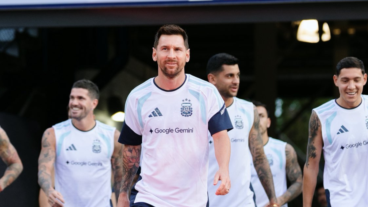 Lionel Messi com o uniforme da seleção da Argentina, representando sua liderança e preparação para a Copa do Mundo de 2026.