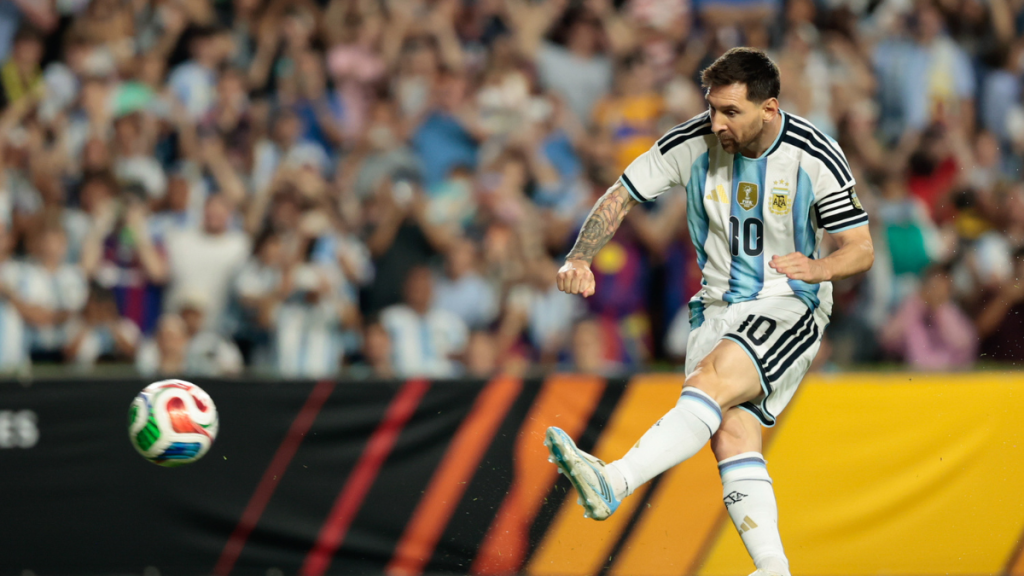 Lionel Messi em ação durante partida pela seleção da Argentina, demonstrando vigor físico e foco para a disputa do Mundial.