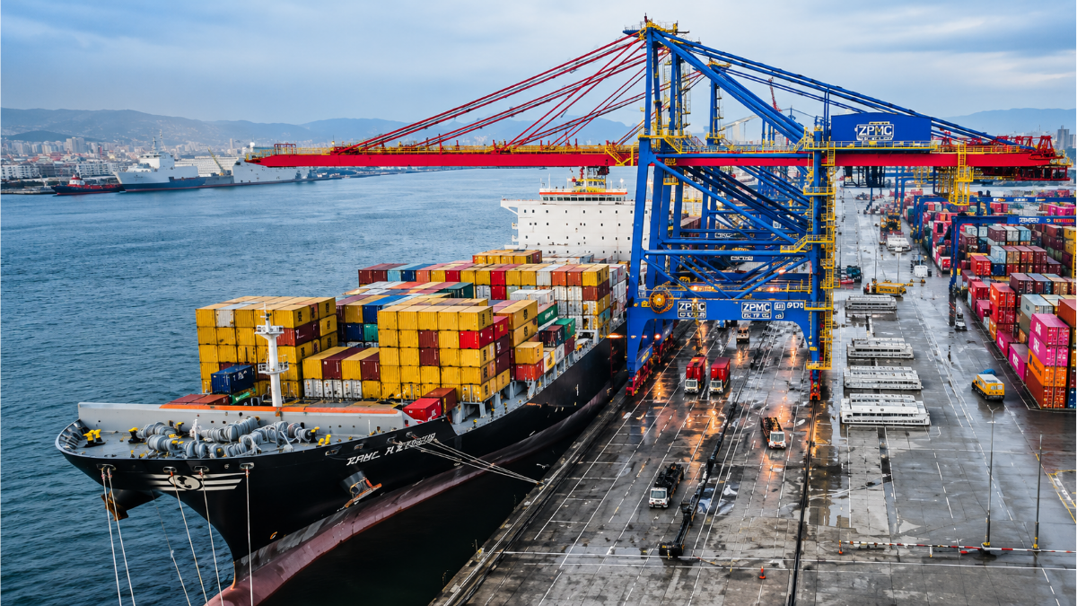 Vista panorâmica do Porto de Santos com navios cargueiros e guindastes operando, ilustrando o cenário das novas vagas de emprego em logística e operações portuárias.