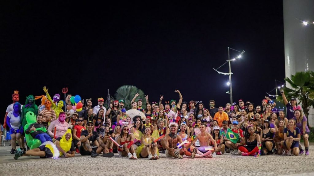 Integrantes do grupo de corrida de Praia Grande em momento de integração, ilustrando as atividades temáticas que deram origem ao evento Corre Paquera.
