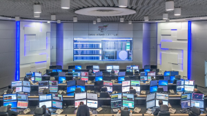 Técnicos da CPFL Piratininga em centro de controle monitorando a rede elétrica para garantir o fornecimento de energia durante a Copa do Mundo 2026.