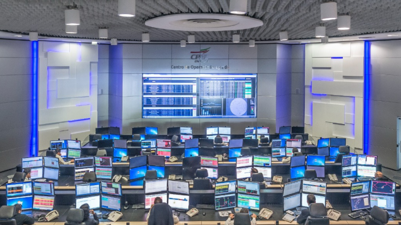 Técnicos da CPFL Piratininga em centro de controle monitorando a rede elétrica para garantir o fornecimento de energia durante a Copa do Mundo 2026.