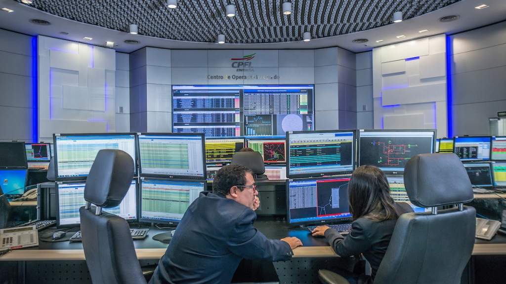 Equipe técnica da CPFL Piratininga analisando dados de consumo e estabilidade da rede elétrica em operação especial para os jogos da Seleção Brasileira.