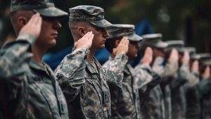 Jovem cidadão brasileiro realizando o procedimento de alistamento militar obrigatório para as Forças Armadas.