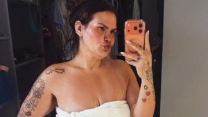 Thais Carla comemora e diz que consegue usar toalha enrolada no corpo