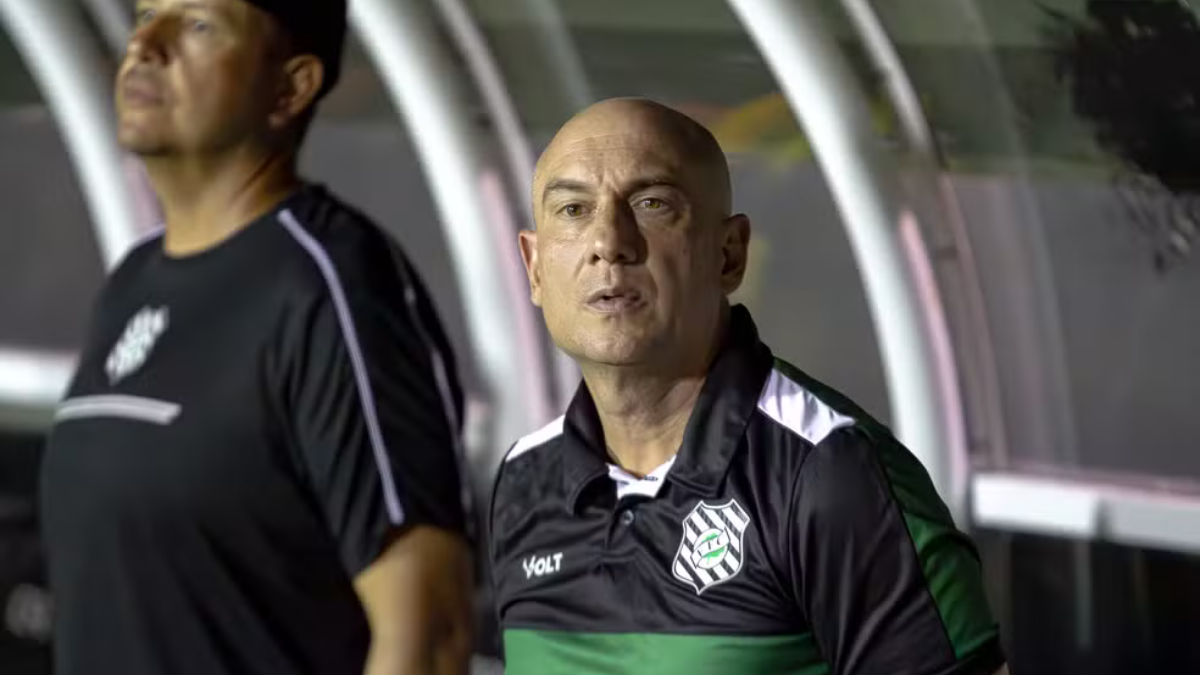 Márcio Zanardi, novo treinador da Ponte Preta, em sua apresentação oficial para assumir o comando técnico da Macaca na Série B.