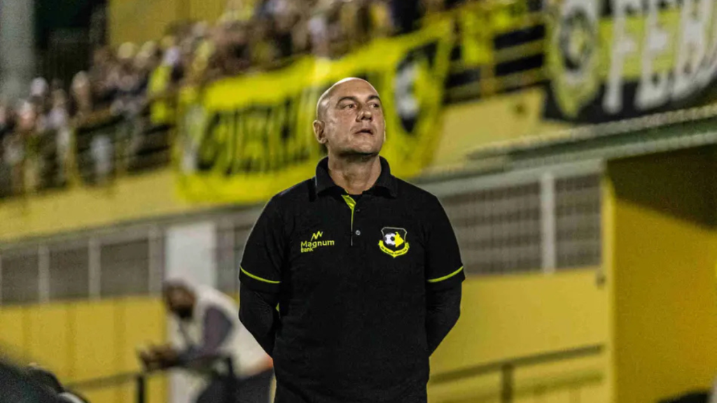 Márcio Zanardi, técnico da Ponte Preta, em registro profissional durante atividade de campo pela Agência Paulistão.