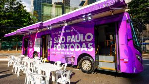 Ônibus itinerante do programa SP Por Todas estacionado na Praça Central de Santa Bárbara d’Oeste para atendimento gratuito e acolhimento de mulheres.