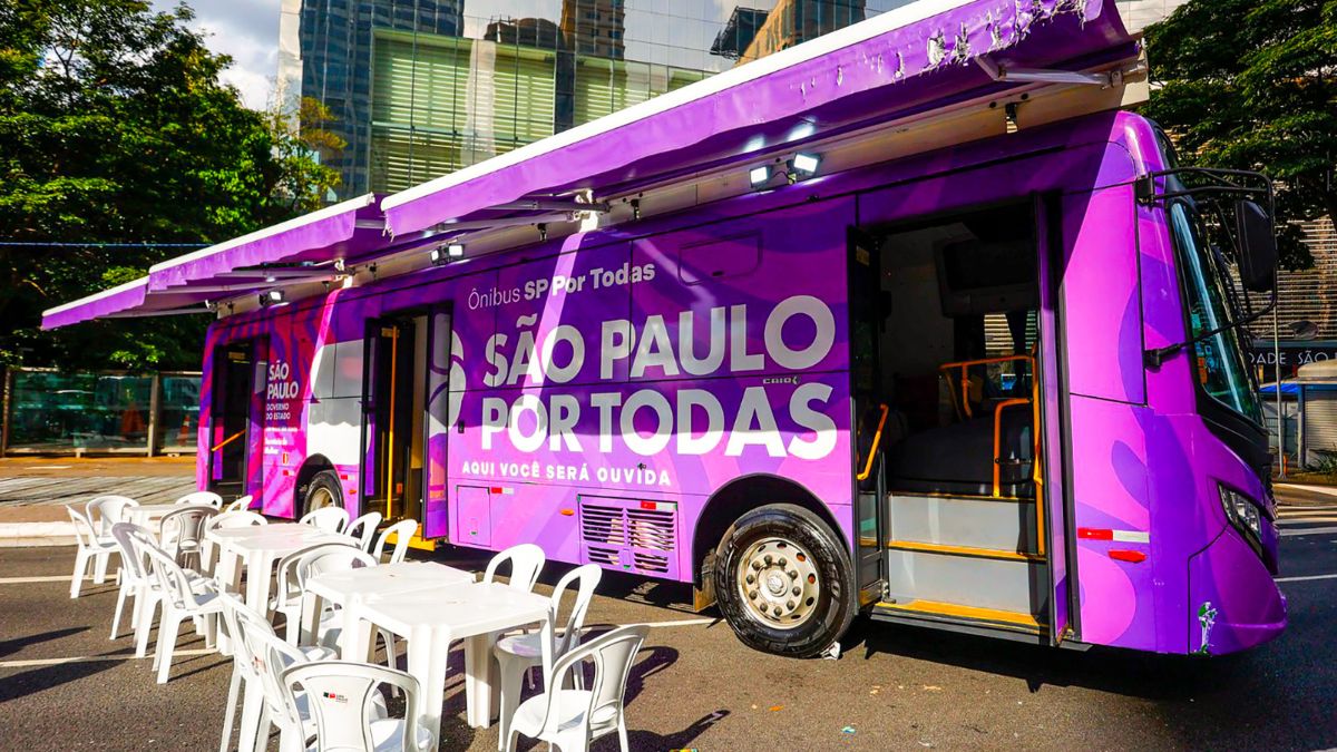 Ônibus itinerante do programa SP Por Todas estacionado na Praça Central de Santa Bárbara d’Oeste para atendimento gratuito e acolhimento de mulheres.