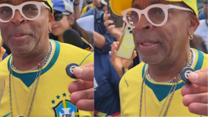 Cineasta Spike Lee vestindo a camisa oficial da Seleção Brasileira durante visita ao centro de treinamento em Morristown, New Jersey.