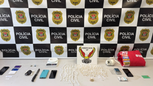 Agentes da DISE de Americana e forças de segurança durante a Operação Tentáculo, evidenciando a ação contra o tráfico de drogas em condomínios do bairro Praia Azul.