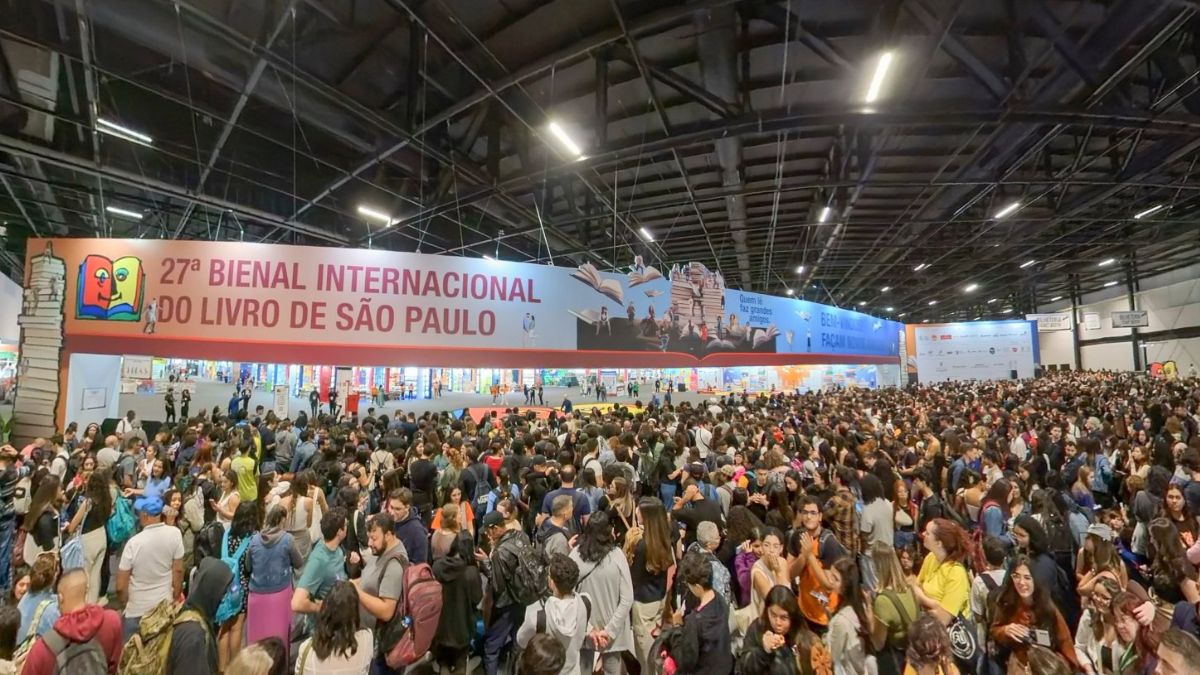 Público circulando pelos corredores e estandes de editoras na Bienal Internacional do Livro de São Paulo no Distrito Anhembi.