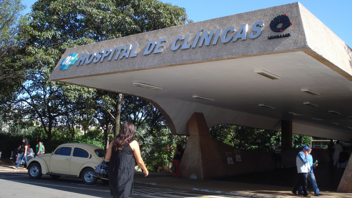 Fachada do Hospital de Clínicas (HC) da Unicamp em Campinas, ilustrando a unidade de saúde que oferece vagas de estágio para níveis técnico e superior.