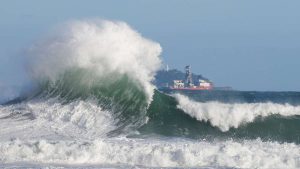 Representação visual do fenômeno climático El Niño com foco no aquecimento das águas superficiais do Oceano Pacífico Equatorial.