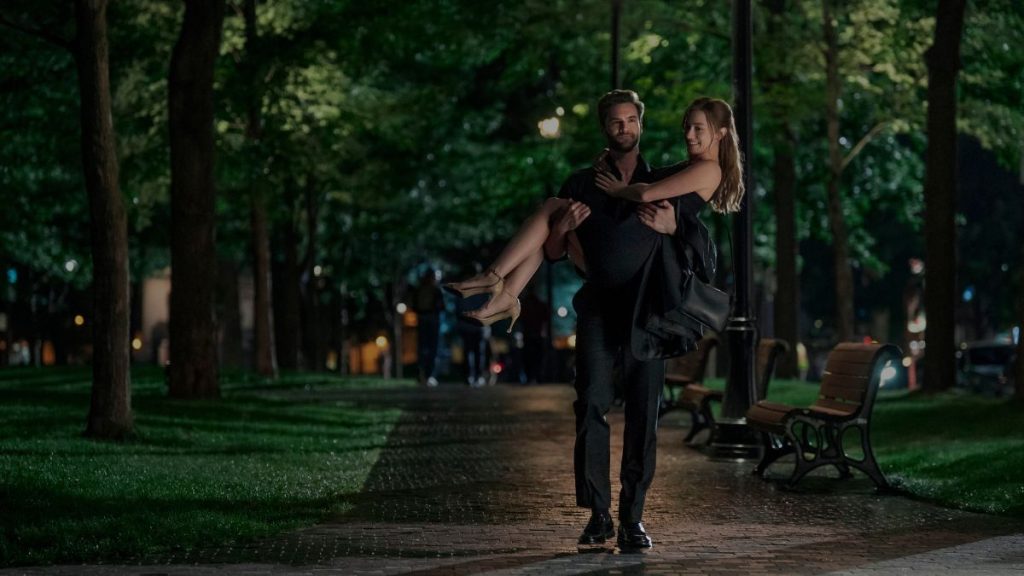 Lili Reinhart e Tom Bateman caracterizados como Olive Smith e Adam Carlsen para a adaptação cinematográfica de A Hipótese do Amor no Prime Video.