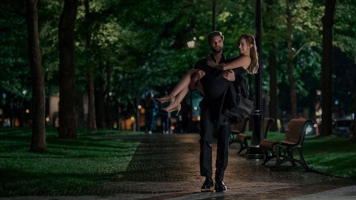 Lili Reinhart e Tom Bateman caracterizados como Olive Smith e Adam Carlsen para a adaptação cinematográfica de A Hipótese do Amor no Prime Video.