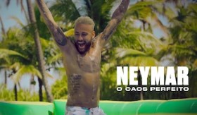 Neymar Jr. em momento de reflexão durante a minissérie Neymar: O Caos Perfeito, que aborda sua ascensão e os desafios da fama.