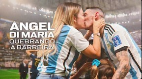 Angel Di Maria comemorando gol pela Seleção Argentina, destacando sua importância em produções que narram as conquistas recentes da Albiceleste.
