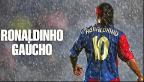 Ronaldinho Gaúcho em campo, ícone do futebol brasileiro e protagonista de documentários sobre sua habilidade e carreira mundial.