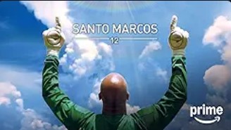 Goleiro Marcos realizando defesa pela Seleção Brasileira, em cena do documentário biográfico Santo Marcos.