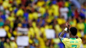 Montagem de cenas de futebol e jogadores icônicos representando a seleção de filmes e séries para assistir durante a Copa do Mundo de 2026.