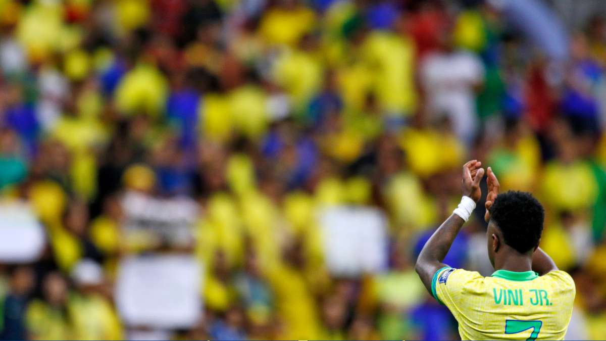 Montagem de cenas de futebol e jogadores icônicos representando a seleção de filmes e séries para assistir durante a Copa do Mundo de 2026.