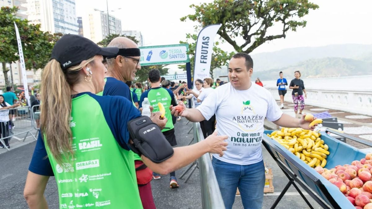 Atletas e público reunidos na área de dispersão da Meia de Santos aproveitando as ativações de pós-prova e lazer.