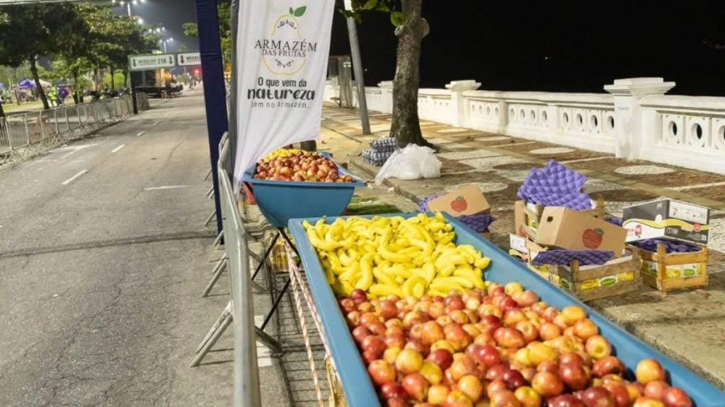 Frutas frescas organizadas para reposição de nutrientes dos atletas no espaço do Armazém das Frutas.