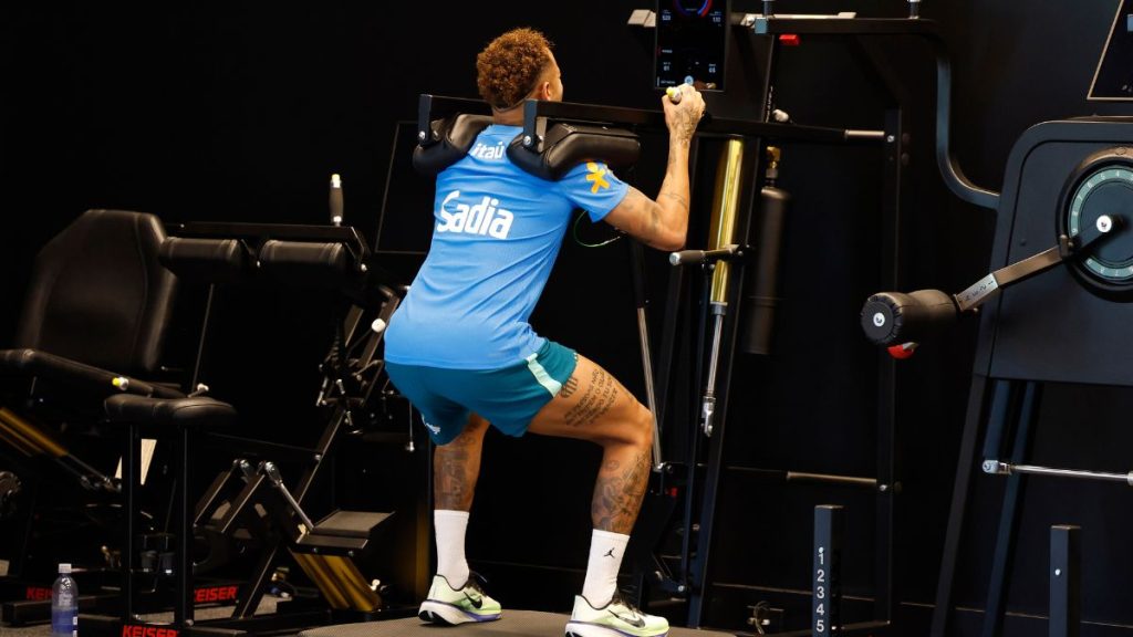 Atacante Neymar realiza treinamento individual em separado do grupo da Seleção Brasileira no gramado do centro de treinamento do New York Red Bulls.
