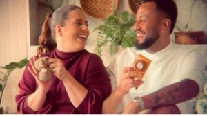 Tati Machado e marido anunciam gravidez