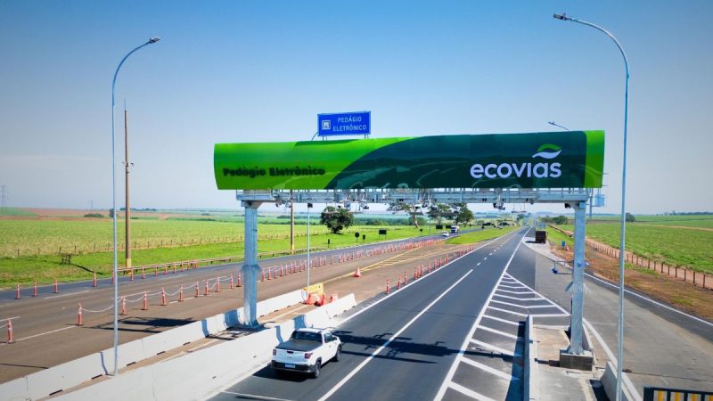Pórtico de pedágio eletrônico do sistema Siga Fácil instalado na Rodovia Anchieta com sensores e câmeras para cobrança automática.