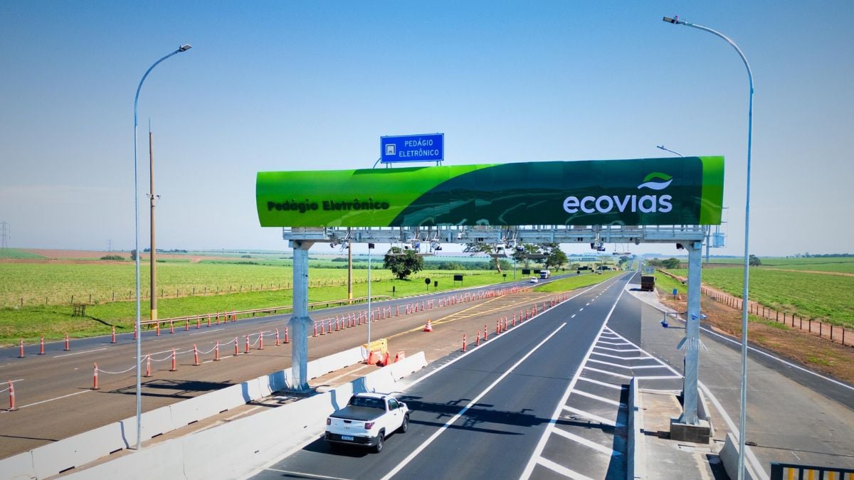 Pórtico de pedágio eletrônico do sistema Siga Fácil instalado na Rodovia Anchieta com sensores e câmeras para cobrança automática.
