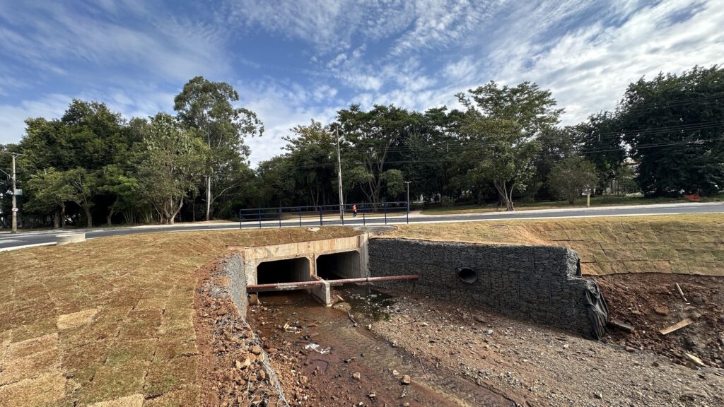 Duas linhas de aduelas de concreto instaladas no leito do córrego Água Branca para ampliação da capacidade de vazão e prevenção de alagamentos no Parque 1º de Maio.