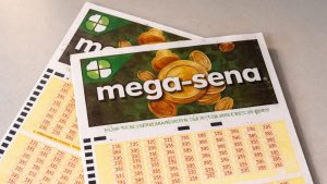 Volante de apostas da Mega-Sena sobreposto a uma mesa, representando o concurso 3017 que teve ganhador na quina em Campinas.