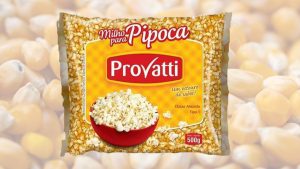 Embalagem de milho para pipoca da marca Provatti, produto que teve o recolhimento e a comercialização suspensos pela Anvisa devido a informações contraditórias sobre glúten no rótulo.