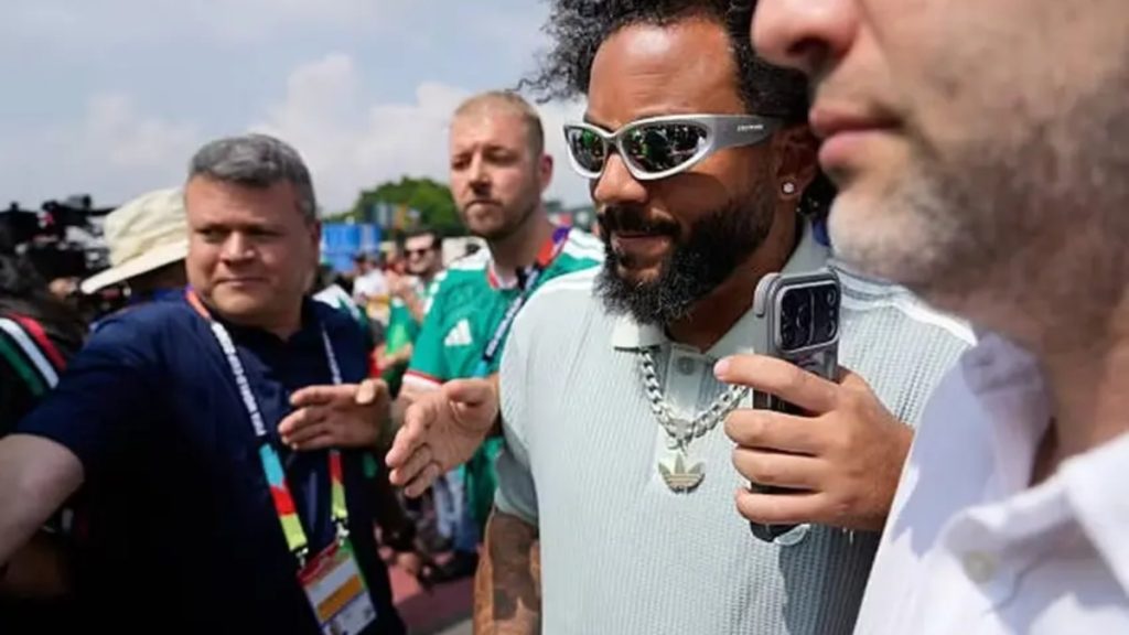 Movimentação de forças de segurança e manifestantes nos arredores do Estádio Azteca após o jogo de abertura entre México e África do Sul.