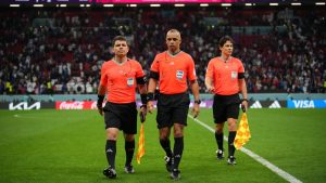 Árbitro brasileiro Wilton Pereira Sampaio em ação durante a partida de abertura da Copa do Mundo 2026 entre México e África do Sul no Estádio Azteca.