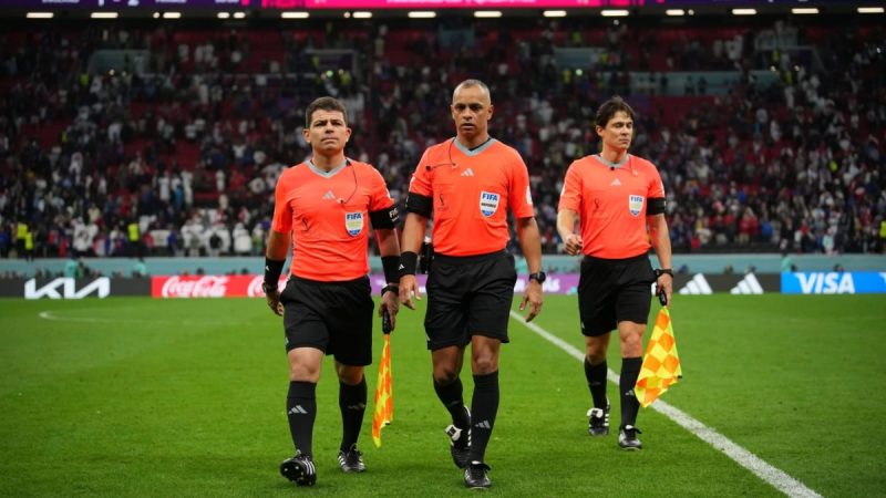 Árbitro brasileiro Wilton Pereira Sampaio em ação durante a partida de abertura da Copa do Mundo 2026 entre México e África do Sul no Estádio Azteca.