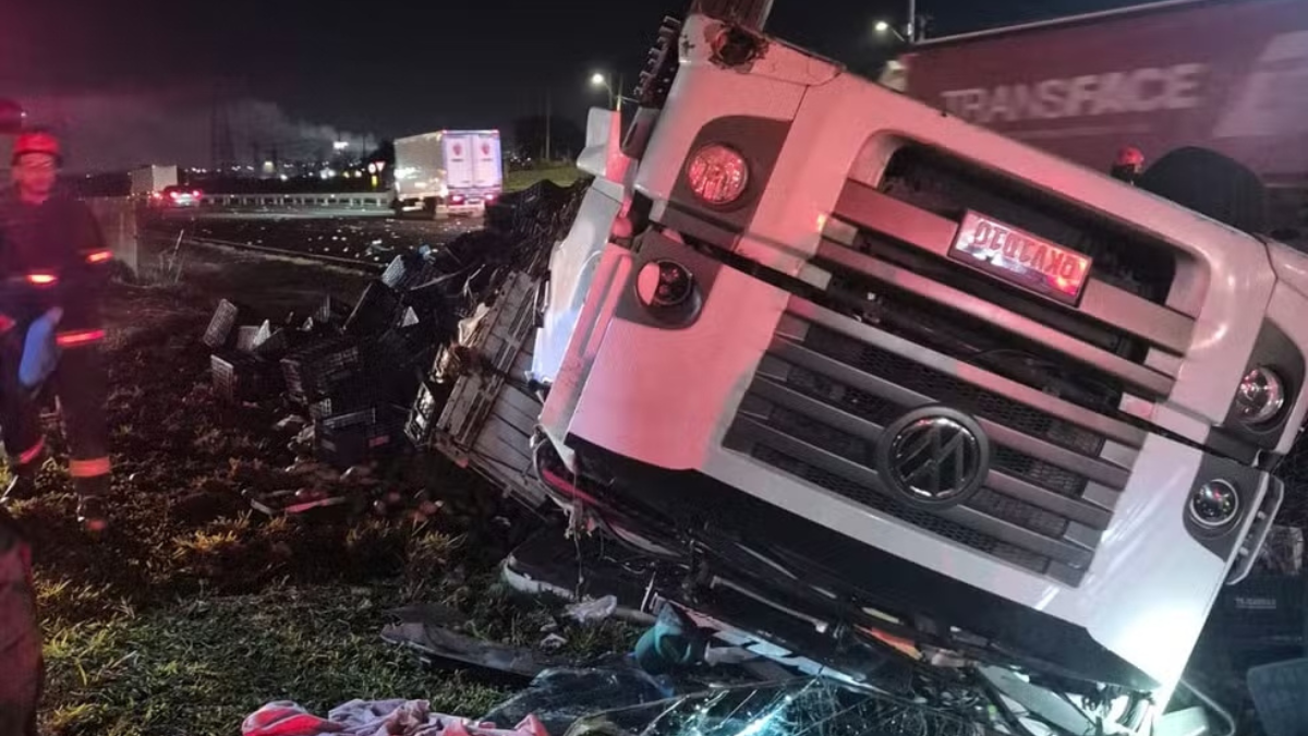 Carreta carregada com mangas tombada no acostamento da Rodovia Anhanguera, em Sumaré, após acidente que deixou o motorista ferido.