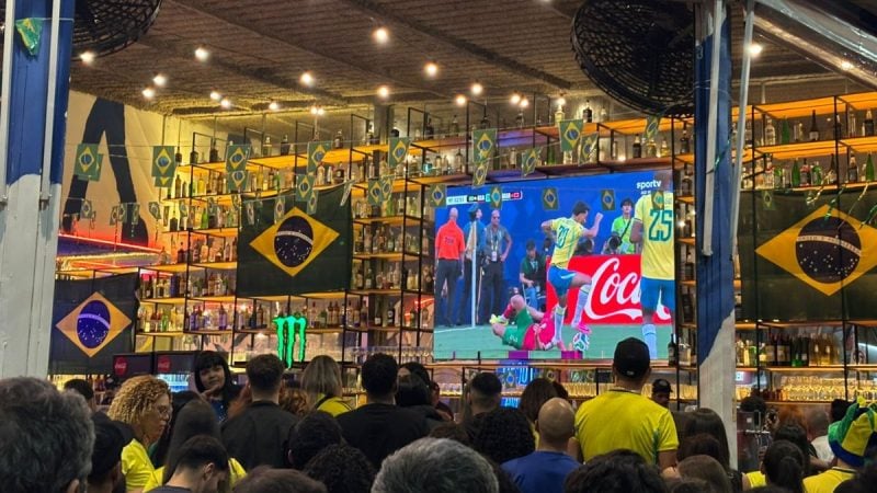 Primeiro jogo do Brasil na Copa do Mundo movimenta bares da Baixada Santista