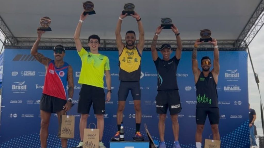 Pódio masculino da Meia de Santos corrida de 7km