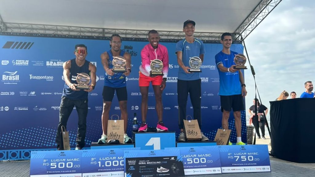 Pódio masculino da Meia de Santos corrida de 21km