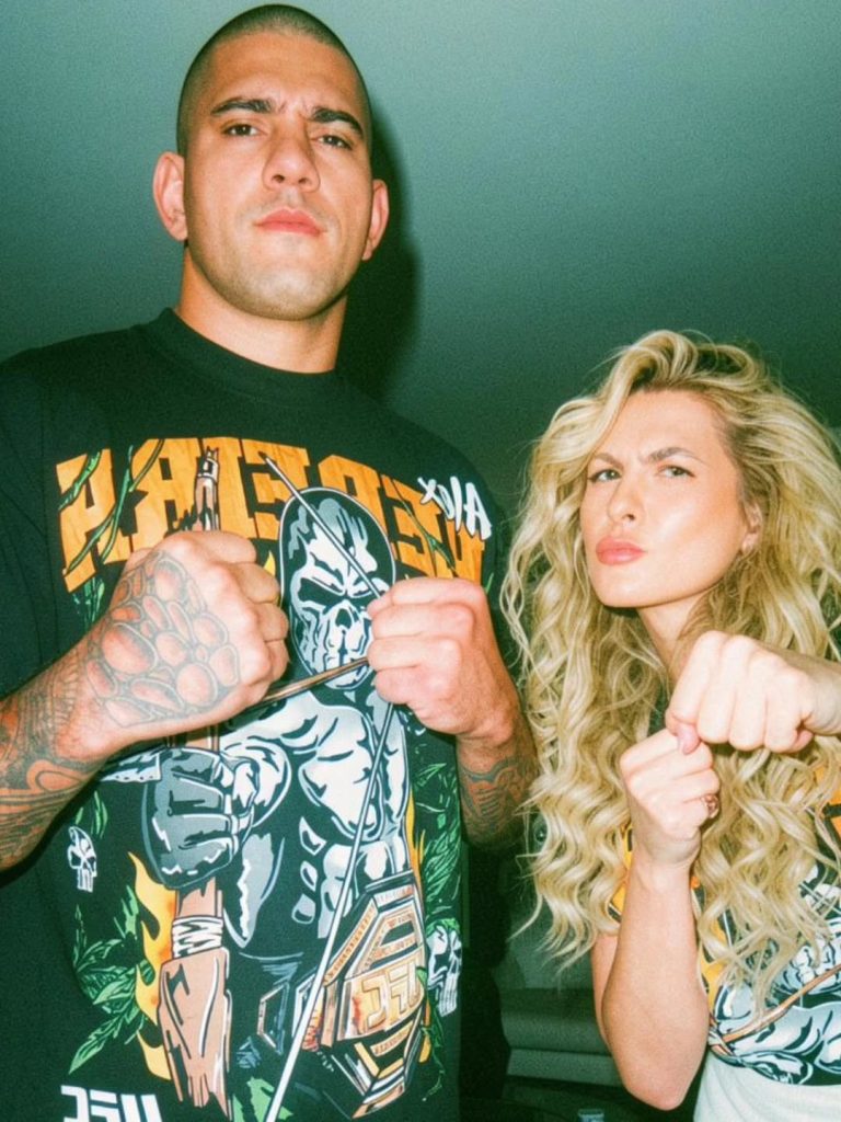 A apresentadora Lívia Andrade e o lutador Alex Poatan juntos representando a cobertura do UFC Freedom 250.