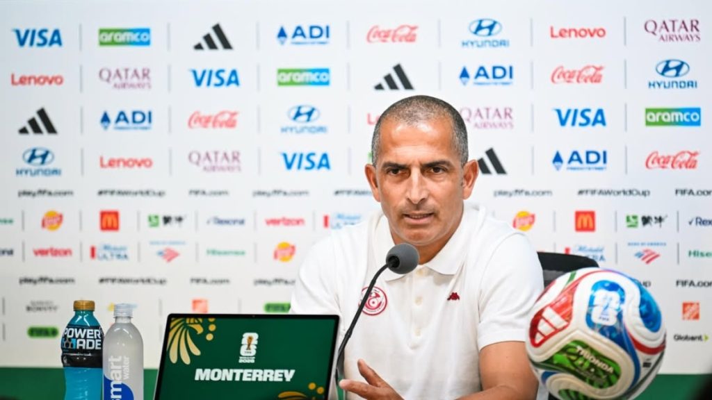 técnico da Tunísia, Sabri Lamouchi, em comissão pela Seleção, representando sua demissão como técnico na Copa do Mundo
