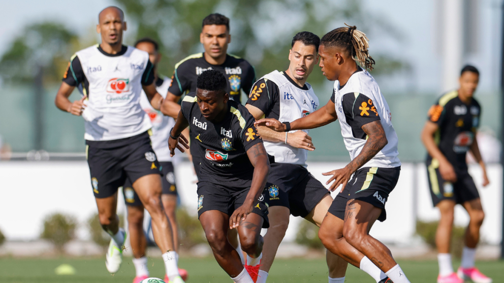Jogadores da Seleção Brasileira reunidos durante sessão de treinamento físico e tático no gramado em preparação para o confronto contra o Haiti.