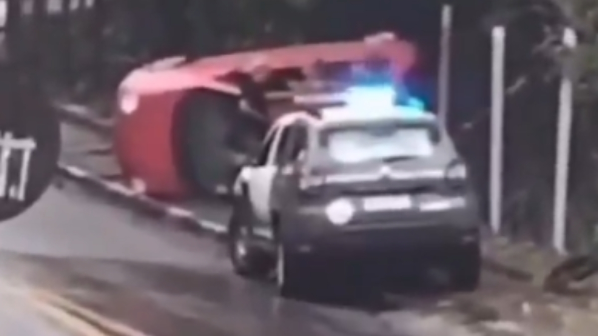 Motorista perde controle, carro capota e vai parar em calçada de Santos