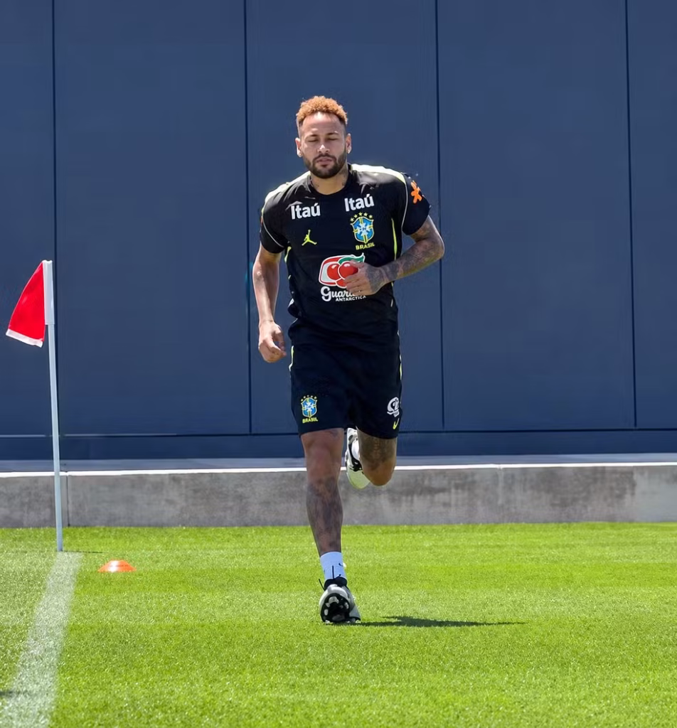 Neymar vai a campo em treino da Seleção pela primeira vez