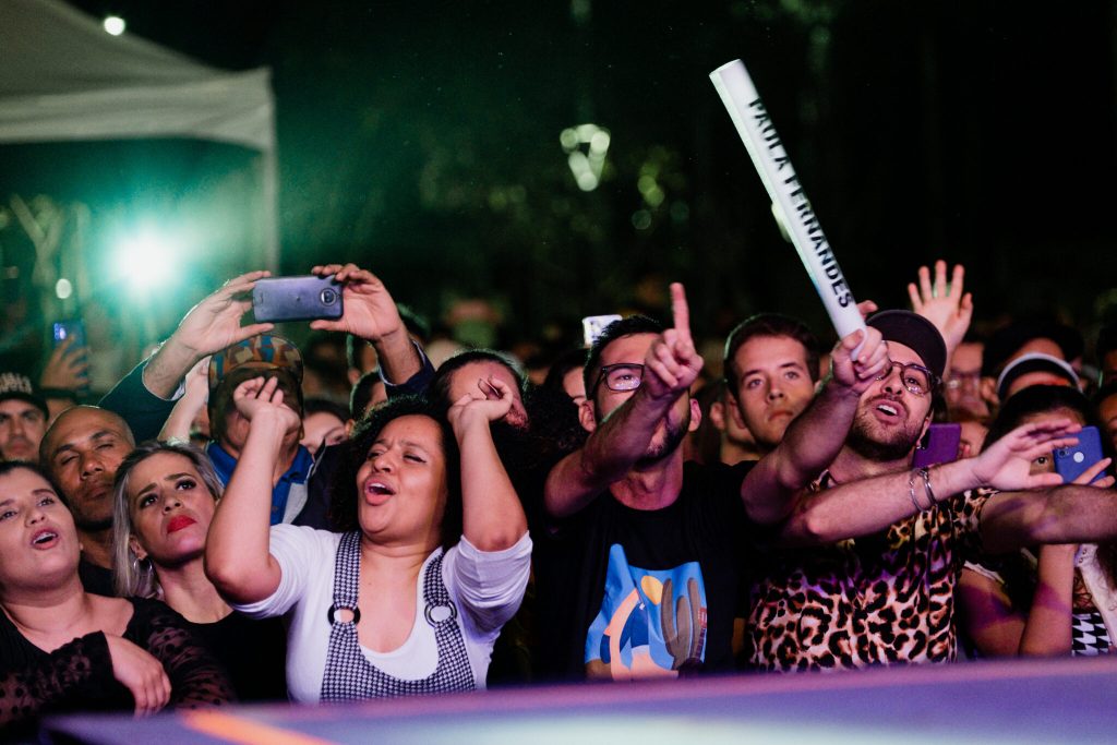 Grupo de pessoas no Festival de inverno de amparo 2026, no Lago do Mercado