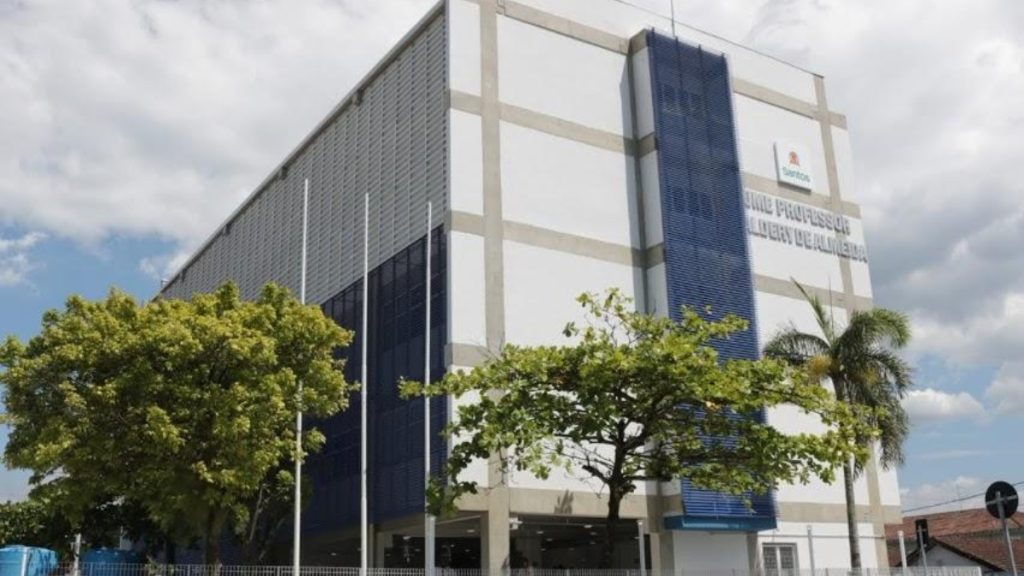 Profissional de apoio escolar inclusivo vinculada a uma organização parceira da Prefeitura de Santos foi desligada após denúncia de maus-tratos