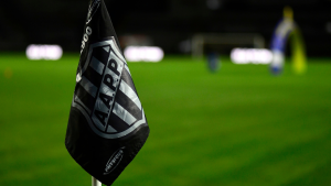 bandeirinha de escanteio da Ponte Preta representando a punição da CBF sobre os salários atrasados
